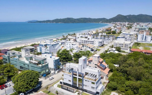 Lindo apartamento na praia de Mariscal Pé na areia