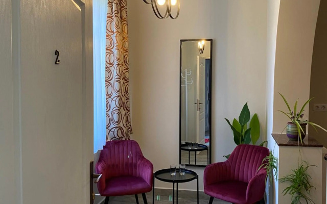 Theater Guesthouse with Parking