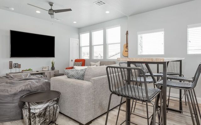 Desert Living 5 Bedroom Home by RedAwning