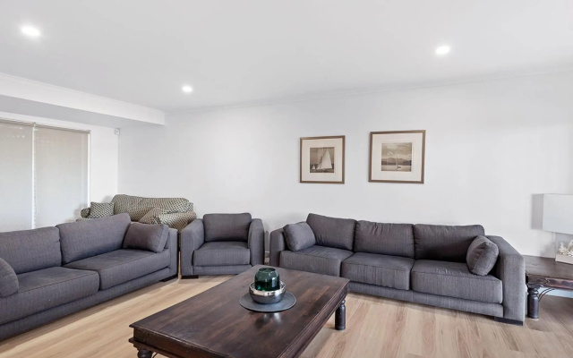 Island View - 80 Lentara St - Large Family Home, Pool, WIFI and Sweeping Views of Fingal – Guest Rooms – Fingal Bay