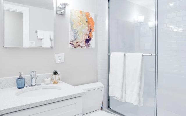 Gorgeous 2Br Condo w Parking Patio Coffee