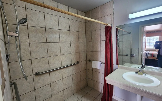 Benbrook Inn & Suites