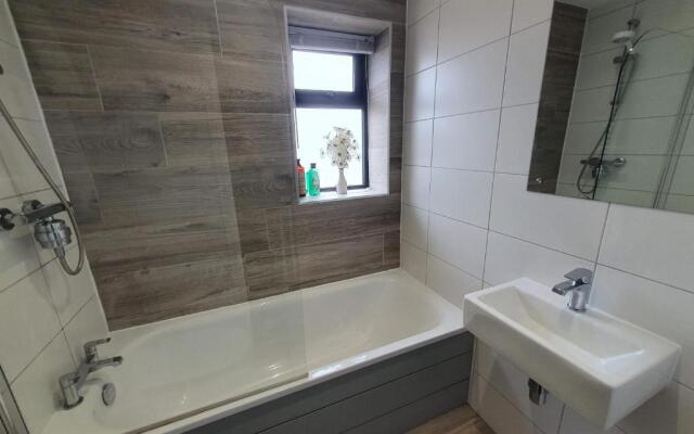 Elm Apartment by Cliftonvalley Apartments