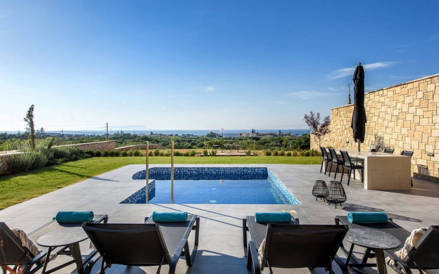 3 Bedroom Villa with a heated pool