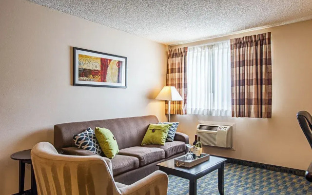 Quality Inn & Suites Pacific Seattle