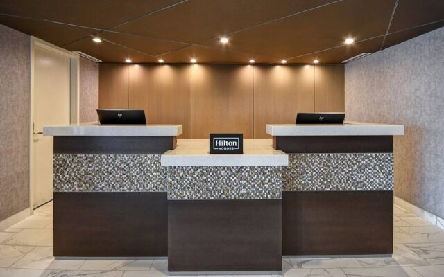 DoubleTree by Hilton St. Louis Airport