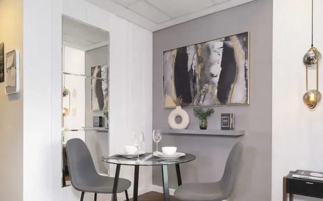 LUX The JLT Gold Crest Studio