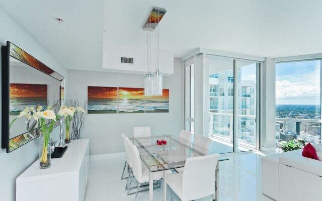 Vizcayne Luxury Condo by 1stHomeRent