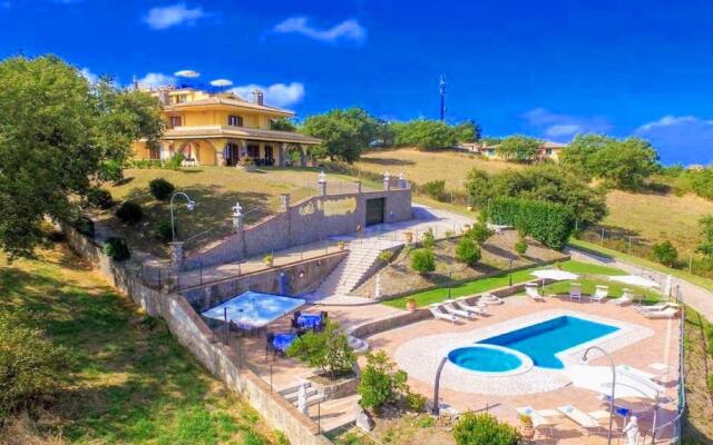 Lake View Luxury Villa and Pool