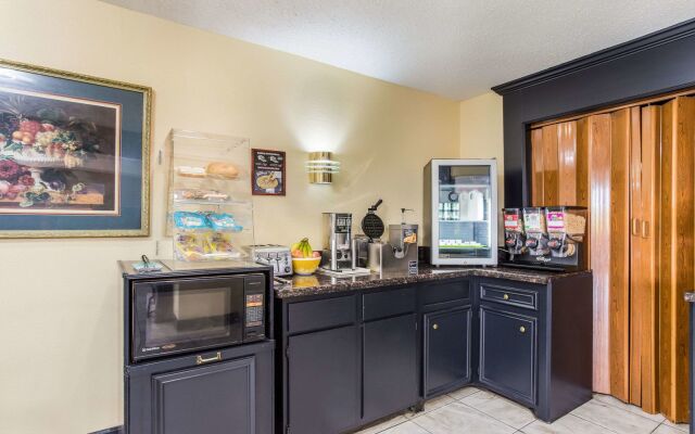 Econo Lodge Clinton - Jackson West