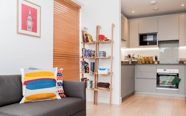 Colourful Modern Brixton 2 Bed with Balcony