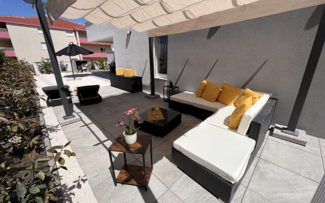 "sunshine Deluxe 80m2 Apartment With Pool, 50 m2 Garden Lounge and Outdoor Space"