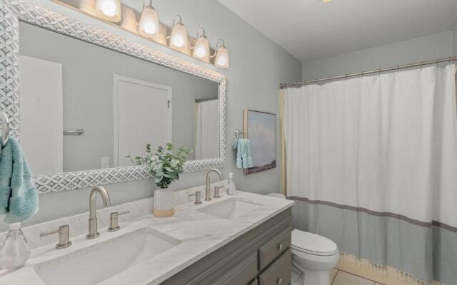 Charming Getaway near Tweety Bird Trail Backyard