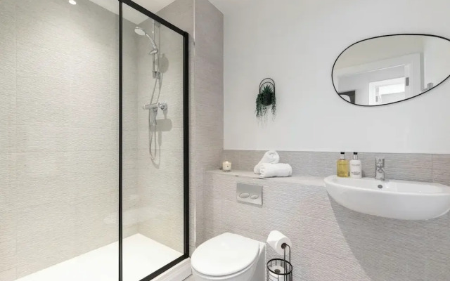 Beautiful 2 Bedroom Apartment With Parking in The Docks