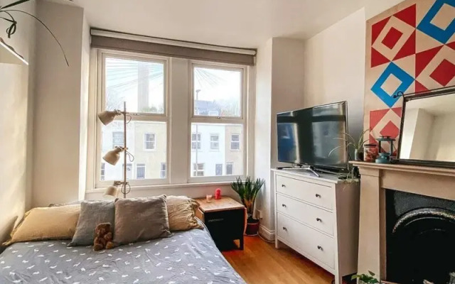 2 Bedroom Flat w Office in Tooting Broadway