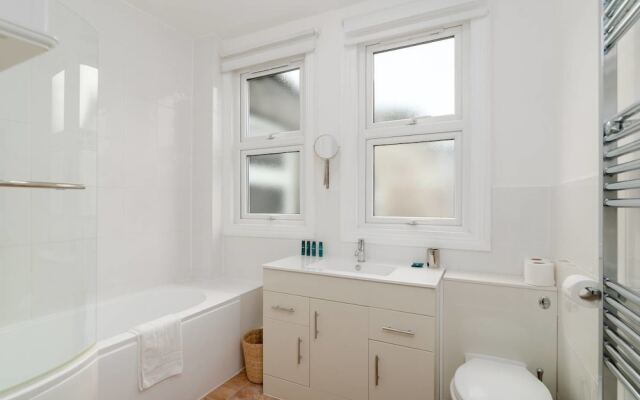 Modern 2 Bed, for 4 Guests in Golders Green!