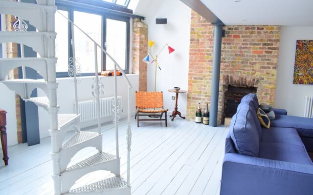 2 Bedroom Loft Flat in Hammersmith