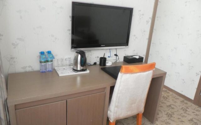Rongcheng Celebrity Hotel High Speed Rail Station Shop