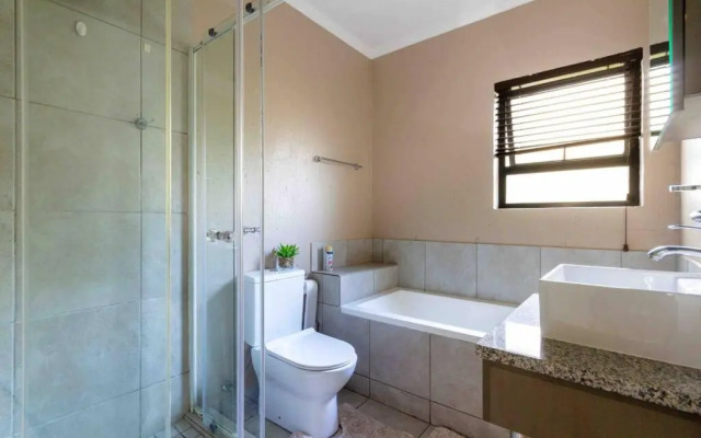 Lovely 2 bedroom apartment around Montecasino