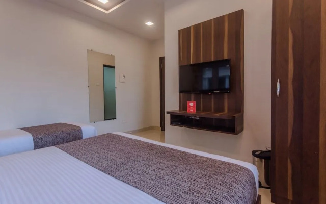 OYO 10217 Hotel Golden Palms