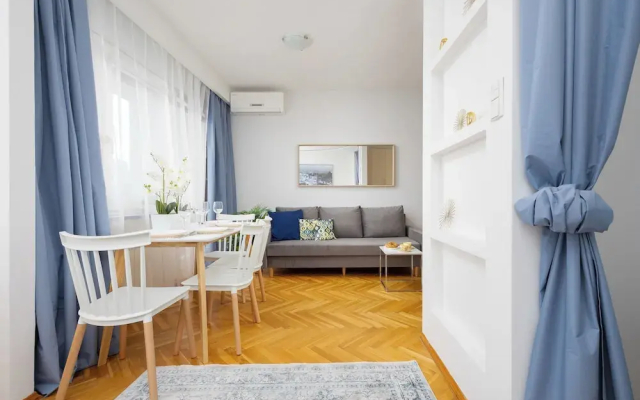 Studio Near Ogród Saski by Renters