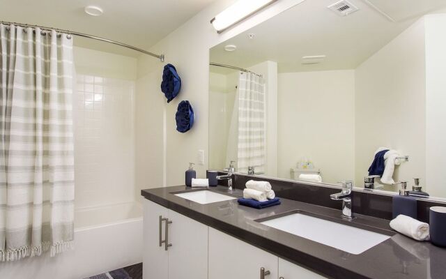 Luxurious 2BD & Den Hollywood Apartment