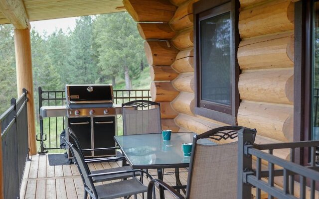 Beautiful Log Chalet Near Fernie, BC