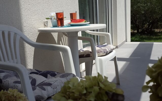 Modern Apartment in Kastel Stafilic With Fenced Garden