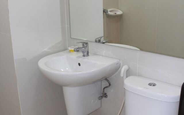 Oyo 75409 Premium The Family Hotel