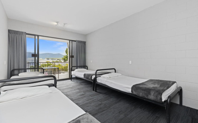 Gilligan's Backpackers Hotel & Resort