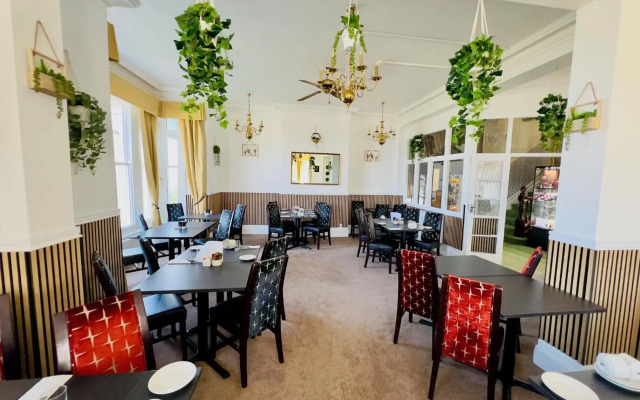 Four Oaks Hotel