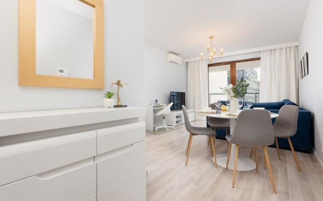 Roomy Apartment Grzybowska219 by Renters