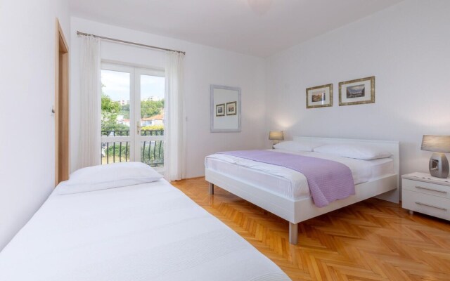 Beautiful Home in Dugi Rat With Wifi and 6 Bedrooms