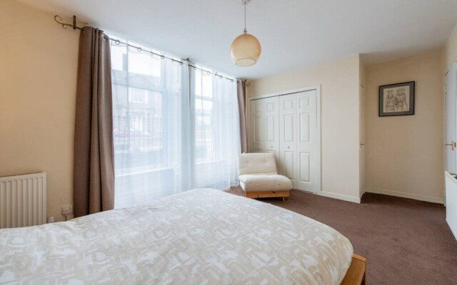 Roseangle - Spacious Family Apartment With South Facing Garden