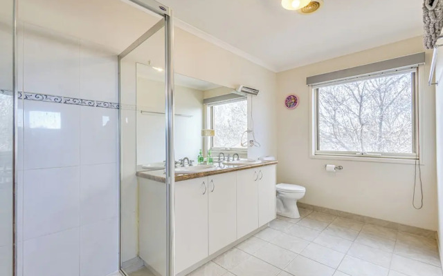 StayAU Family Home in Caroline Springs