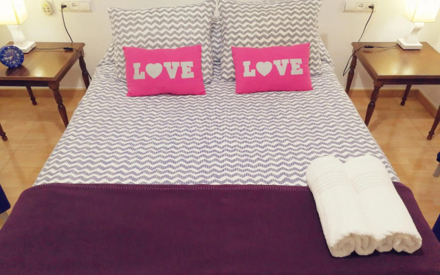 Central Apartment in Valencia with WIFI + Parking.