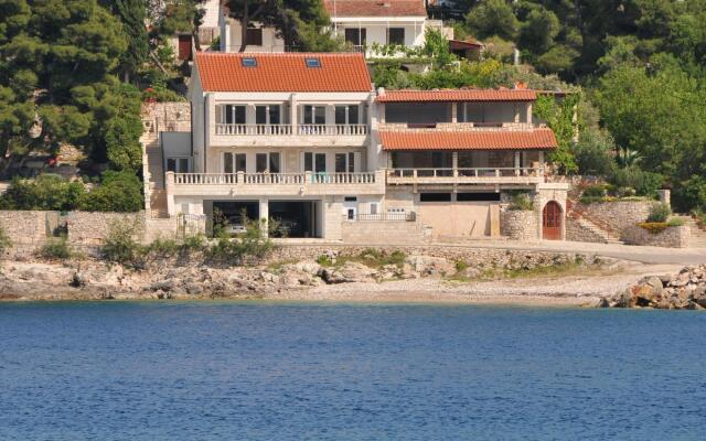 Sonja - 10m From Beach - A3-bez