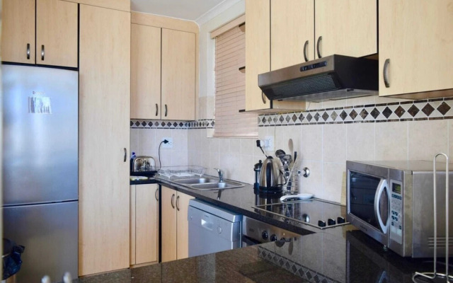 2 Bedroom Apartment Nestled Under Devil's Peak