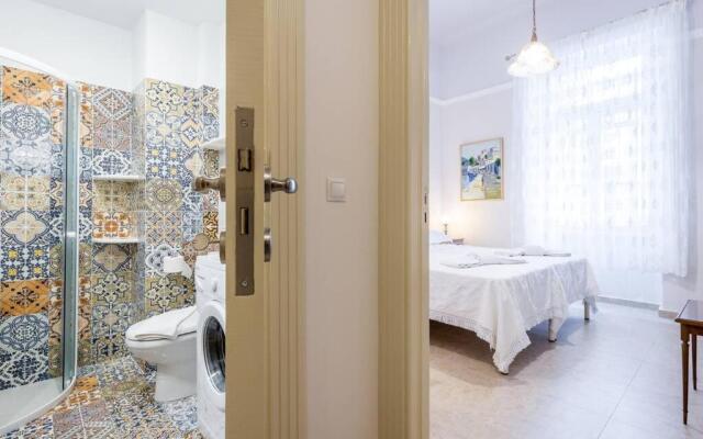 Neoclassical apartment with 2 bedrooms in Piraeus