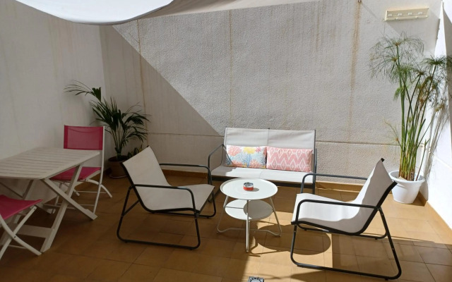 Fantastic apartment with private patio BEACH 10 mins walk