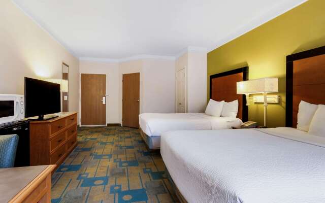 La Quinta Inn & Suites by Wyndham St. Pete-Clearwater Airpt