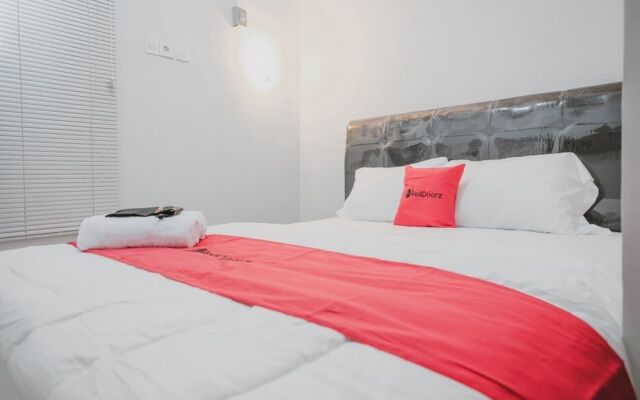 RedDoorz Syariah near Siloam  Hospital Kebon Jeruk