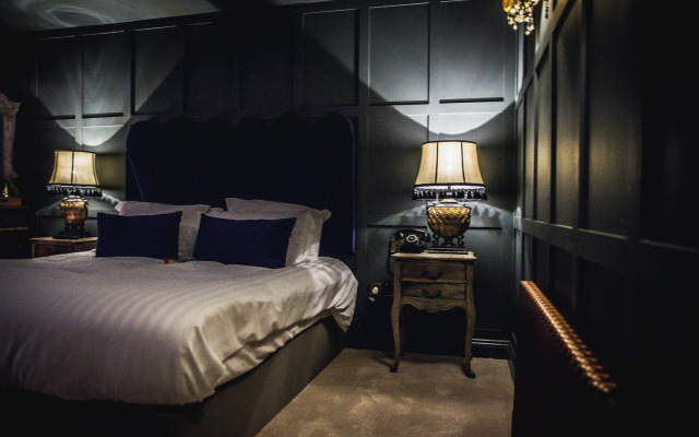 Le Petit Chateau & William de Percy