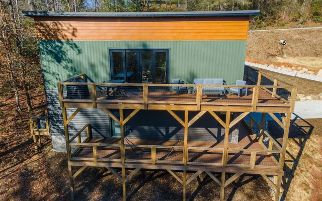 Wet Dry Sauna w Fireplace Close to Waterfalls