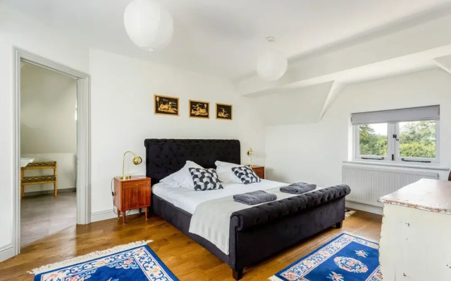 Spacious & Stylish Cotswold Family home