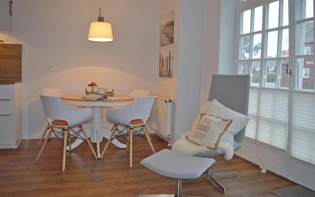 Morderne 3-Zimmerwohnung in einer Hausscheibe unter Reet