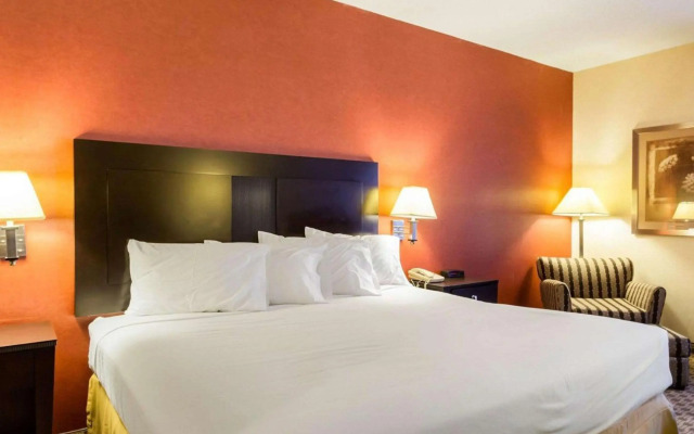 Quality Inn & Suites Oakwood Village - Cleveland South