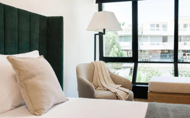 Glyfada Luxury Suites