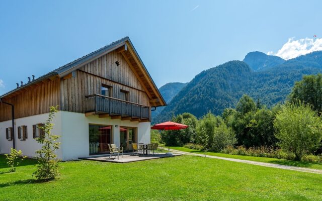 Luxury Chalet in Obertraun With Pool