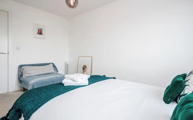 Basildon - 2-bed - Sleeps 5 - Near Train Station